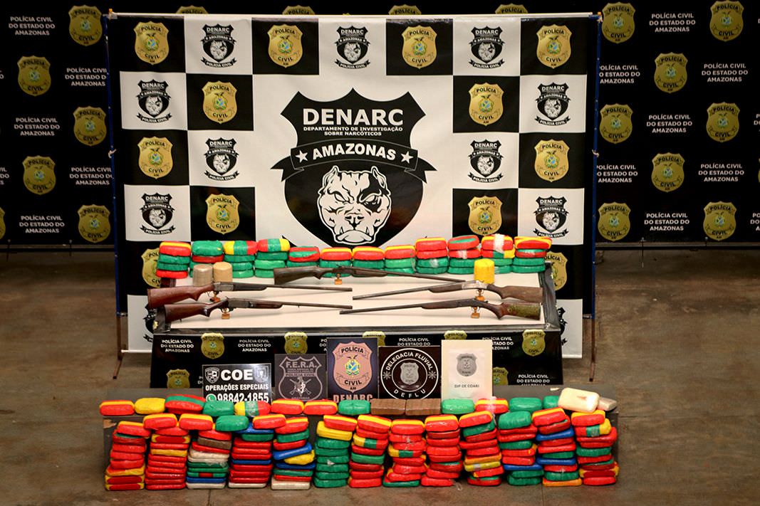 Dupla é presa com 260 kg de drogas e cinco armas em embarcação