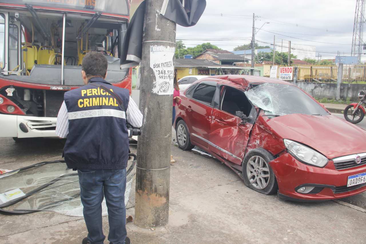 Mulher fica ferida após colisão entre carro e ônibus em Manaus
