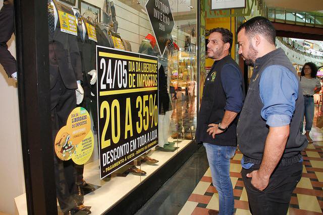 Até 95% do valor de produtos são impostos embutidos, diz CDL-Jovem