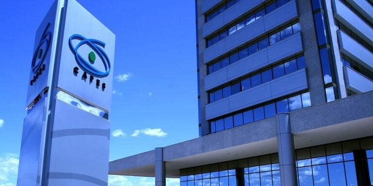 Capes prorroga a duração das bolsas de mestrado e doutorado