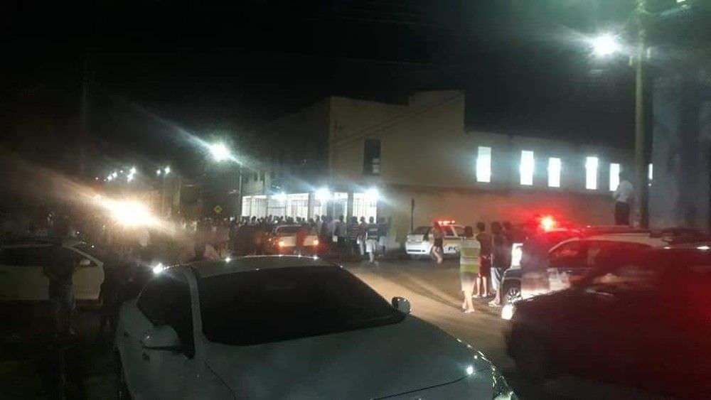 Homem mata ex-namorada, invade igreja e assassina fiéis a tiros