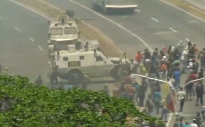 Veículos blindados usados contra apoiadores de Guaidó vêm da china