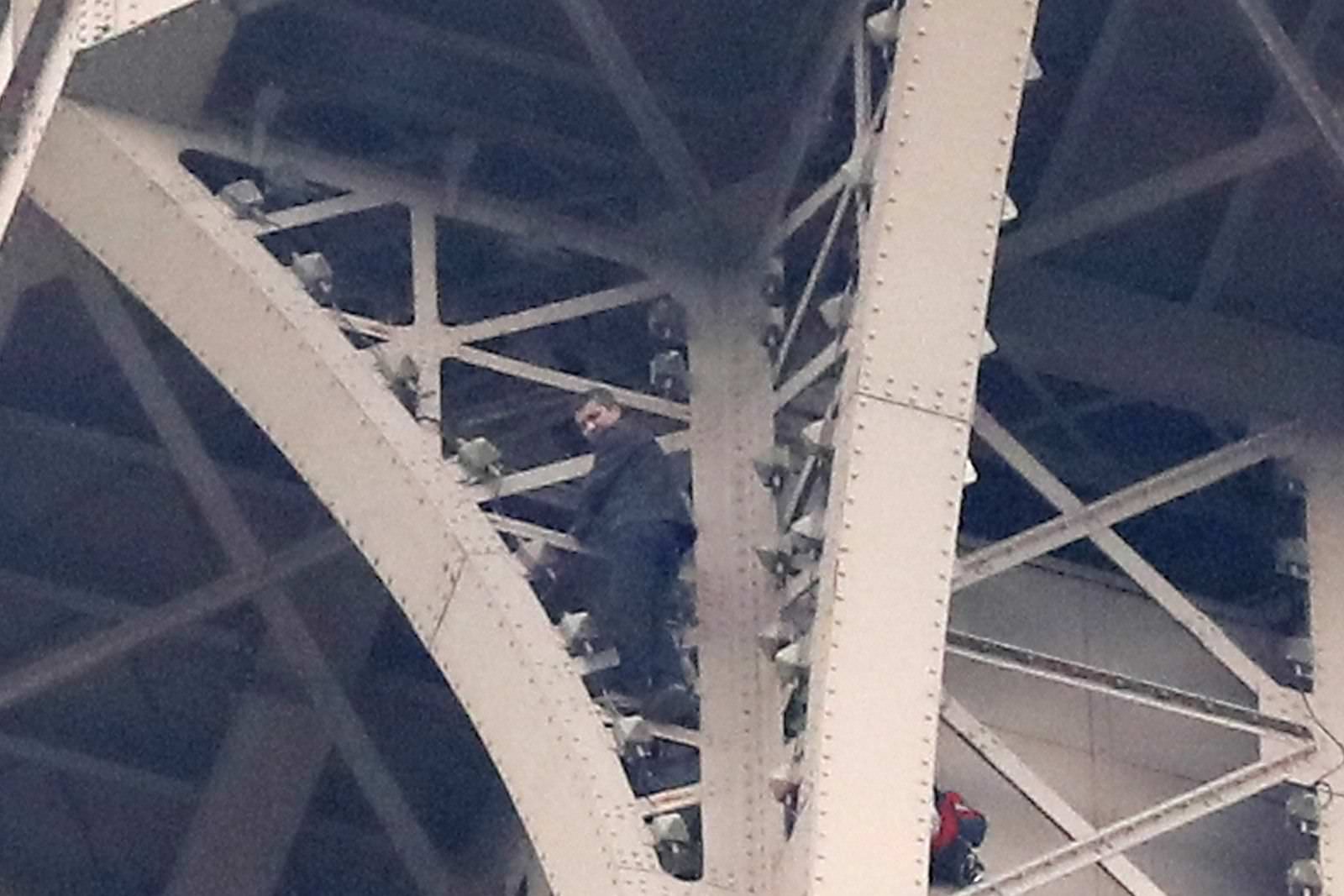 Homem tenta escalar Torre Eiffel e monumento é fechado, em Paris