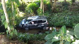 Motorista perde controle e carro com família cai em igarapé de Manaus