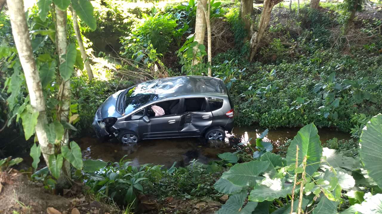 Motorista perde controle e carro com família cai em igarapé de Manaus