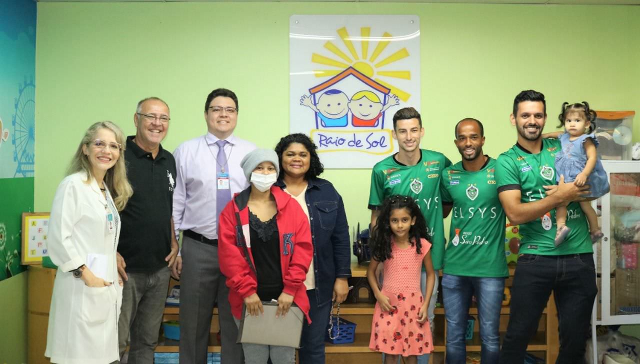 Manaus Futebol Clube doa alimentos para pacientes do Hemoam