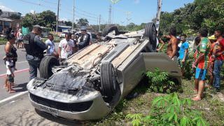 Carro sai da pista, capota e deixa condutora ferida, no Novo Aleixo