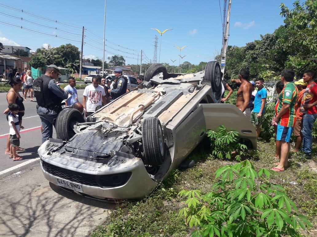 Carro sai da pista, capota e deixa condutora ferida, no Novo Aleixo