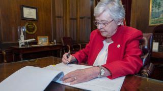 Governadora do Alabama sanciona lei antiaborto mais rígida dos EUA