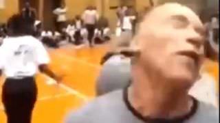 Arnold Schwarzenegger leva chute forte nas costas durante evento; vídeo