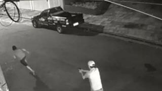 Câmera flagra homem em carro de luxo matando morador de rua a tiros