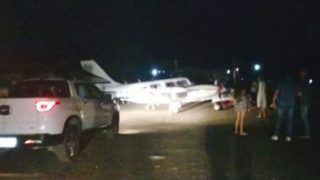 Avião de cantor pousa em aeroporto fechado após carros iluminarem pista