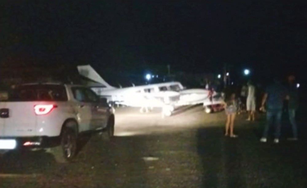 Avião de cantor pousa em aeroporto fechado após carros iluminarem pista