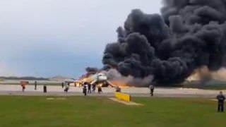 Avião com 73 passageiros pega fogo ao fazer pouso de emergência; Veja