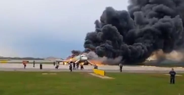 Avião com 73 passageiros pega fogo ao fazer pouso de emergência; Veja