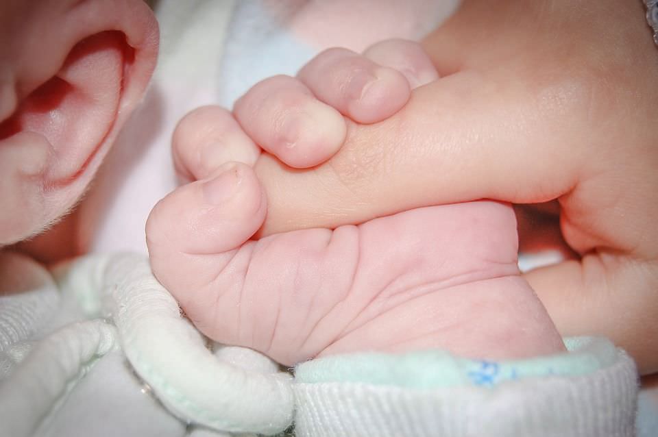 'Adotei embriões e sou mãe de três', diz mulher que engravidou por técnica rara