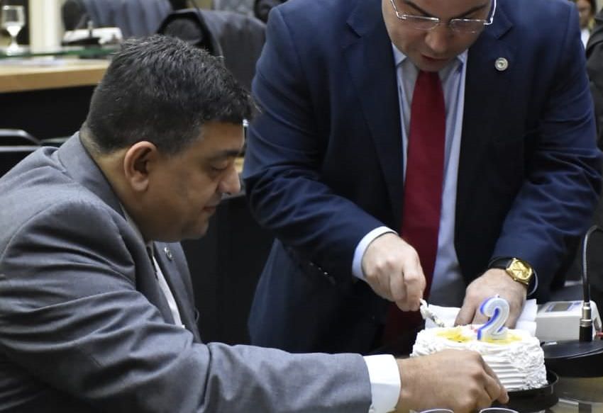 Deputados ironizam com bolo ausência de líder do Governo na Aleam