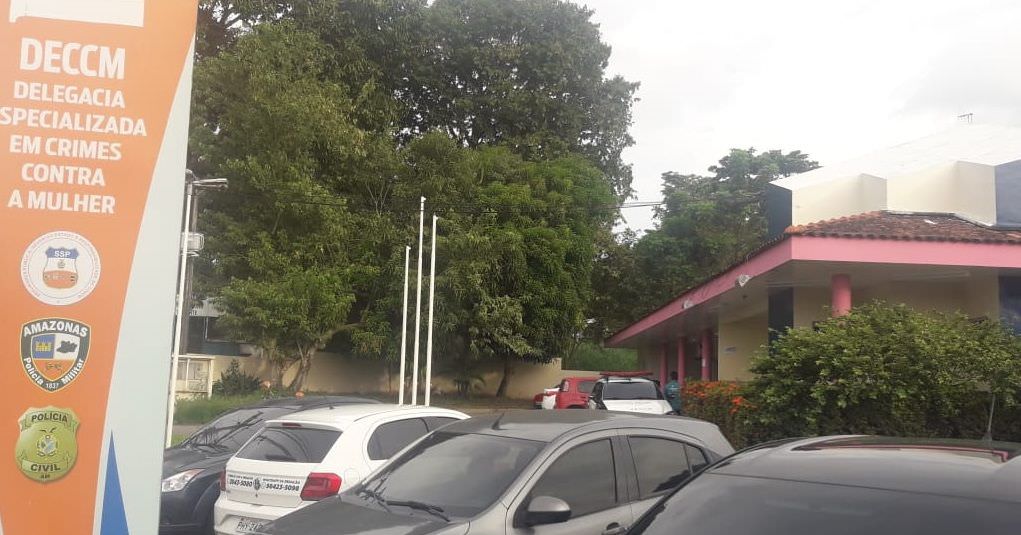 Bombeiro é preso após arremessar ex-esposa de carro, em Manaus