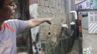 Moradores reclamam de inundação e culpam empresa, no Crespo