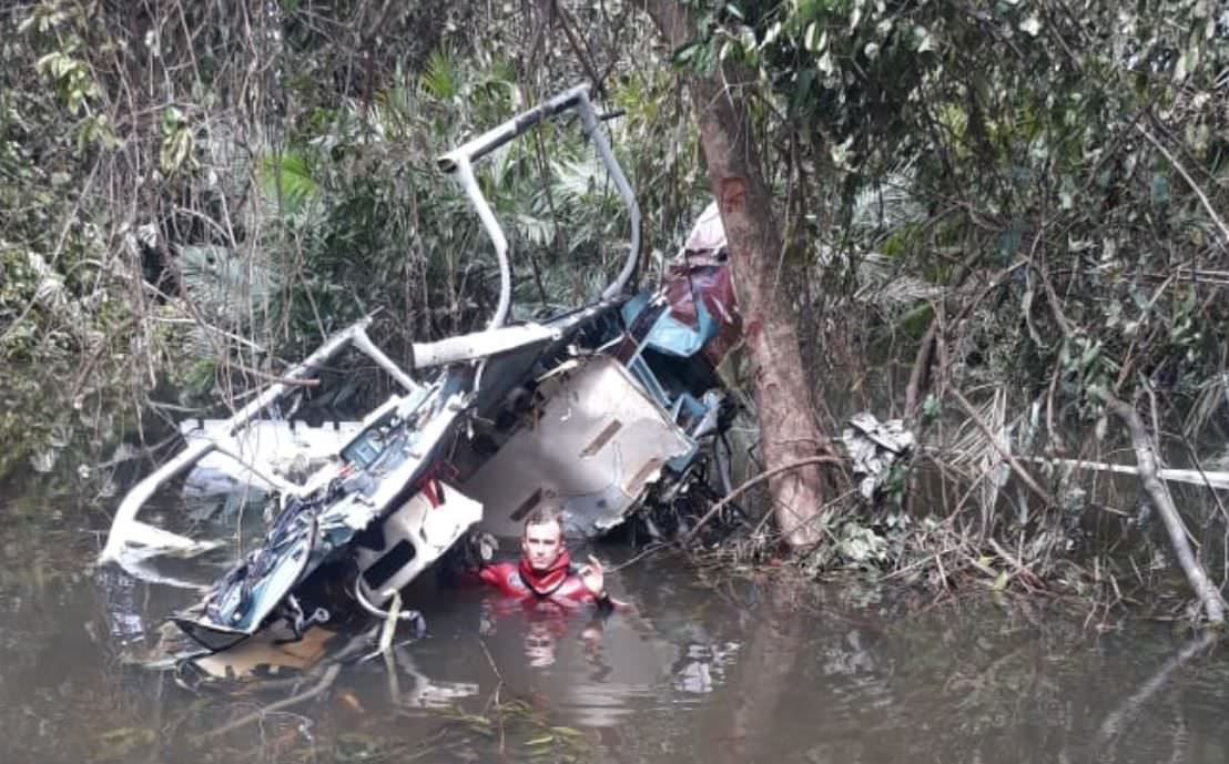 Dois corpos são encontrados em rio após queda de helicóptero no AM