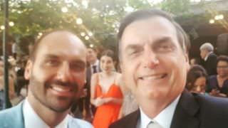 Bolsonaro posta foto em casamento de Eduardo e diz 'se tornou homem sério'