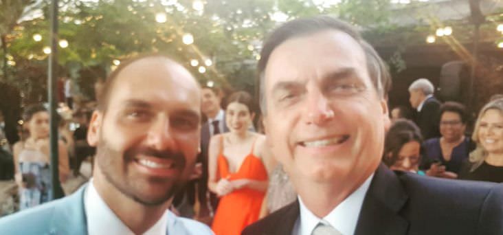 Bolsonaro posta foto em casamento de Eduardo e diz ‘se tornou homem sério’