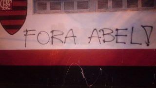 Revoltados, torcedores do Flamengo picham muros e pedem saída de Abel