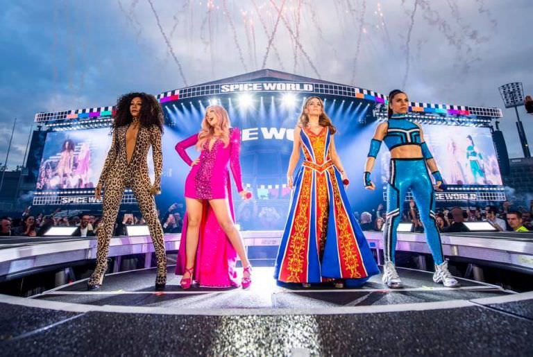 Spice Girls fazem 1º show da turnê como quarteto, sem Victoria Beckham