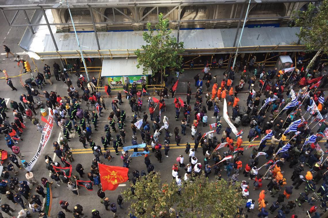 Trabalhadores da Petrobras fazem greve geral em Montevidéu