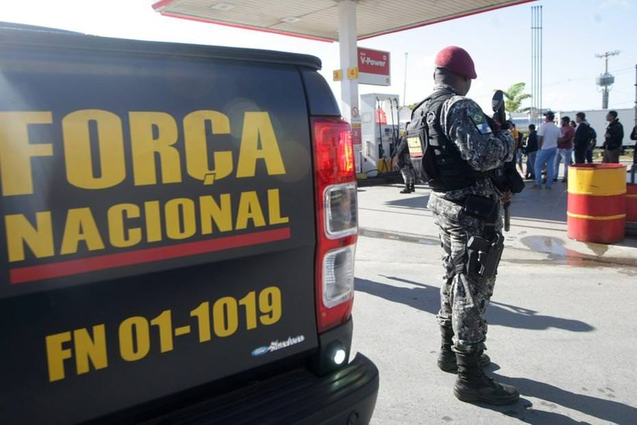 Em dia de protestos, Força Nacional faz segurança do MEC