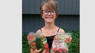 Menina de 9 anos cultiva horta em casa para alimentar moradores de rua