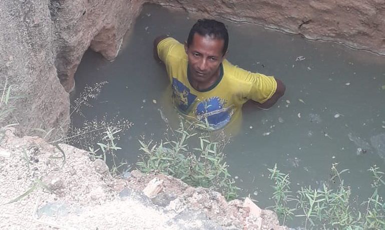 Homem cai dentro de fossa ao tentar 'roubar' quintal alheio, em Maués