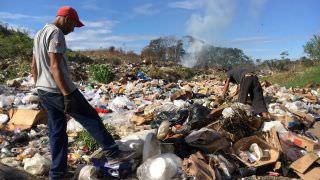 Venezuelanos vasculham lixão no Brasil em busca de comida