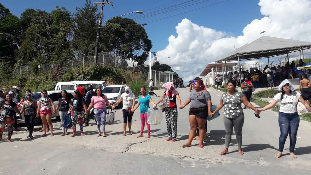 Mães de presos oram em frente ao Compaj à espera de informações