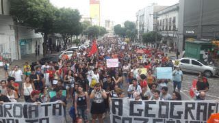 No Centro, manifestantes protestam contra Bolsonaro e corte na Educação