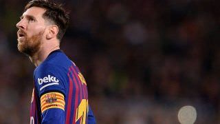 Messi chora, perde ônibus e ouve críticas de torcedores após queda