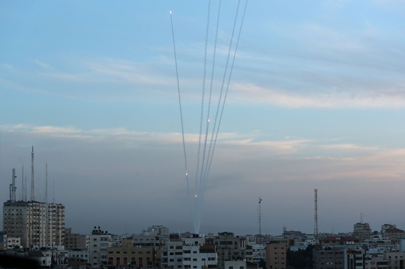 Troca de ataques entre Israel e palestinos deixa dezena de mortos