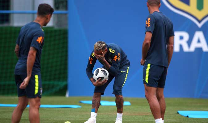 Exame descarta lesão grave no joelho esquerdo de Neymar