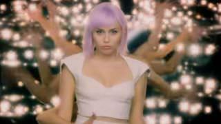 Netflix revela estreia de nova temporada de Black Mirror com Miley Cyrus