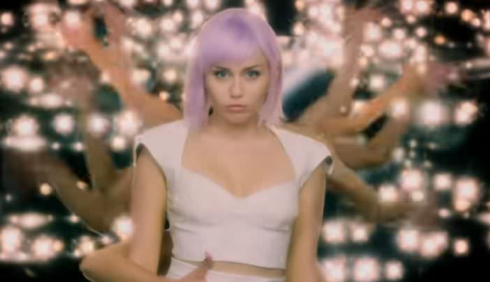 Netflix revela estreia de nova temporada de Black Mirror com Miley Cyrus