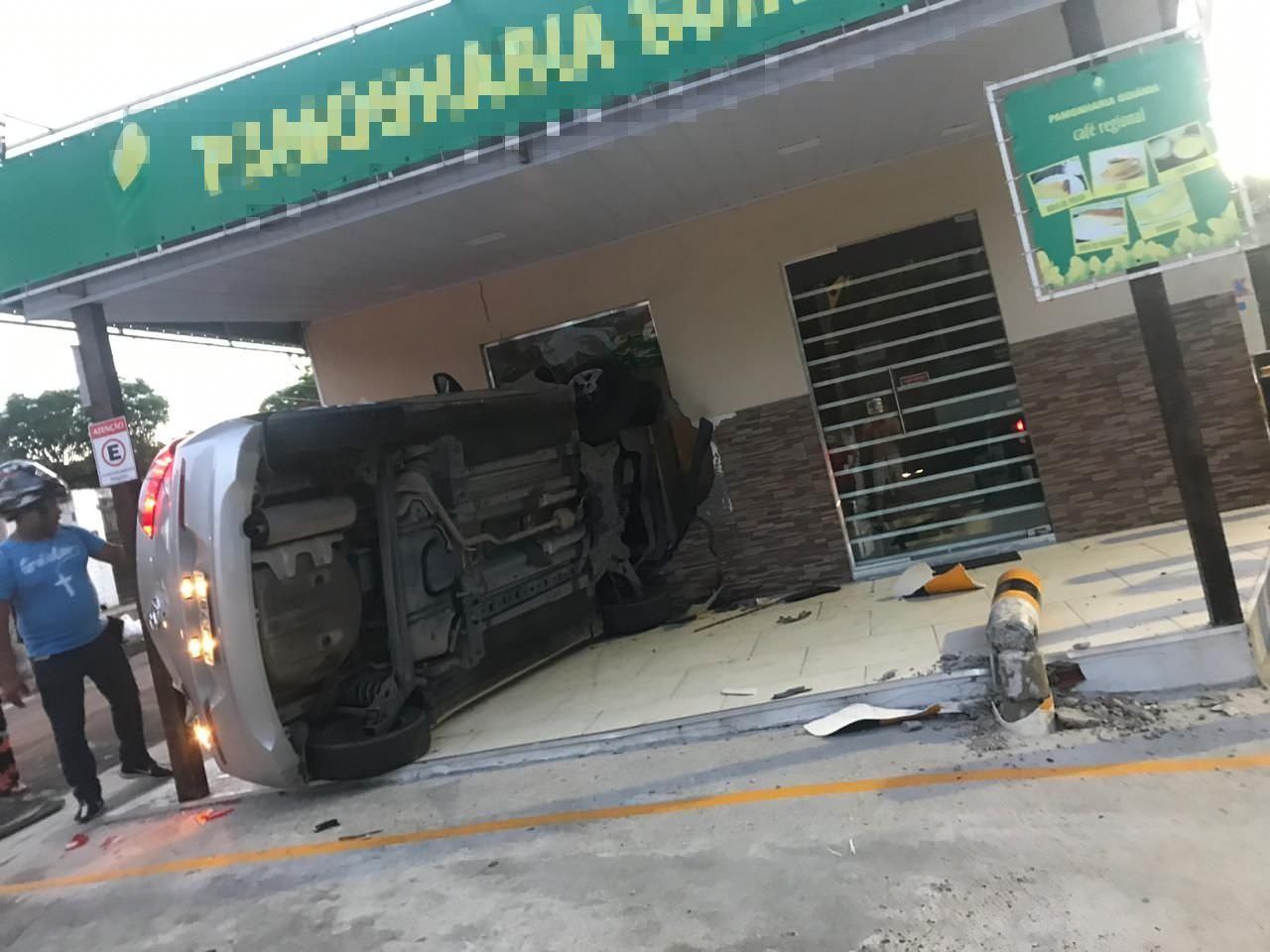 Mulher dorme ao volante e carro invade 'pamonharia' em Manaus