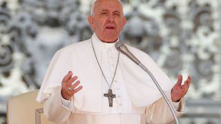 Papa considera prostituição como doença da humanidade e vício repugnante