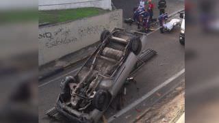 Motorista fica ferido após picape perder freios e capotar em Manaus