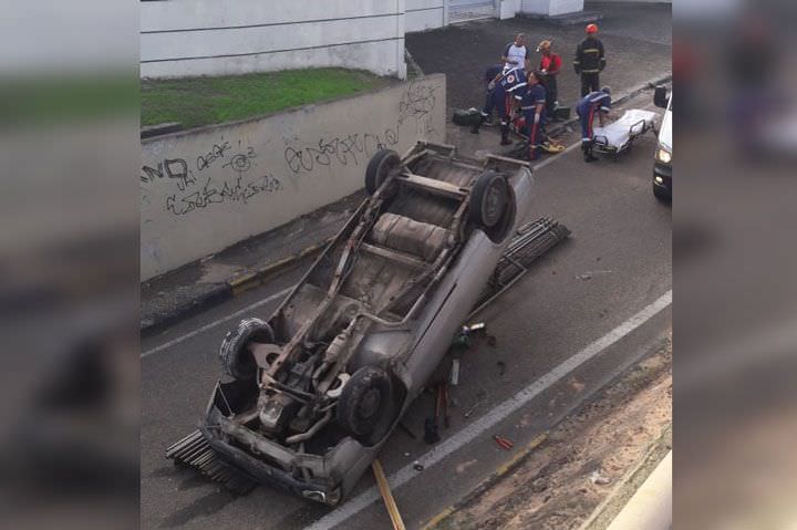 Motorista fica ferido após picape perder freios e capotar em Manaus