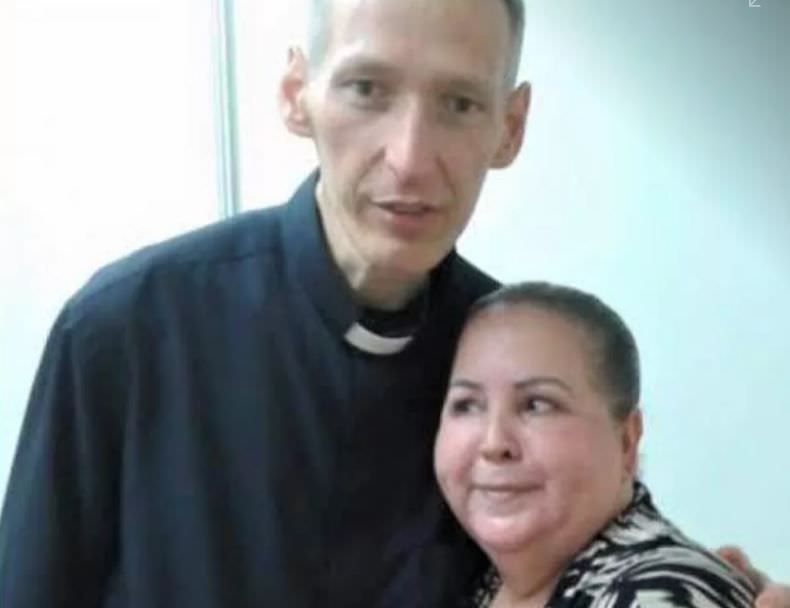 Mulher é presa por aplicar golpe e acusar padre Marcelo Rossi de plágio