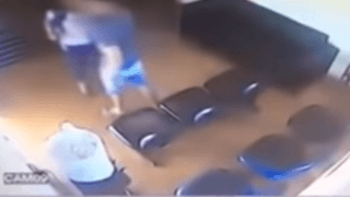 Homem enforca ex-companheira dentro de delegacia da mulher; vídeo