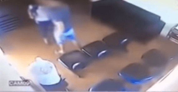 Homem enforca ex-companheira dentro de delegacia da mulher; vídeo