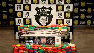 Dupla é presa com 260 kg de drogas e cinco armas em embarcação