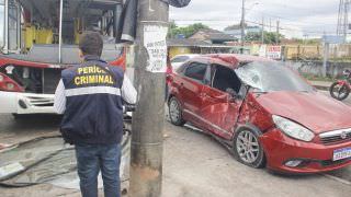 Mulher fica ferida após colisão entre carro e ônibus em Manaus