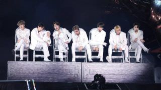 Grupo K-pop BTS faz show em São Paulo com samba